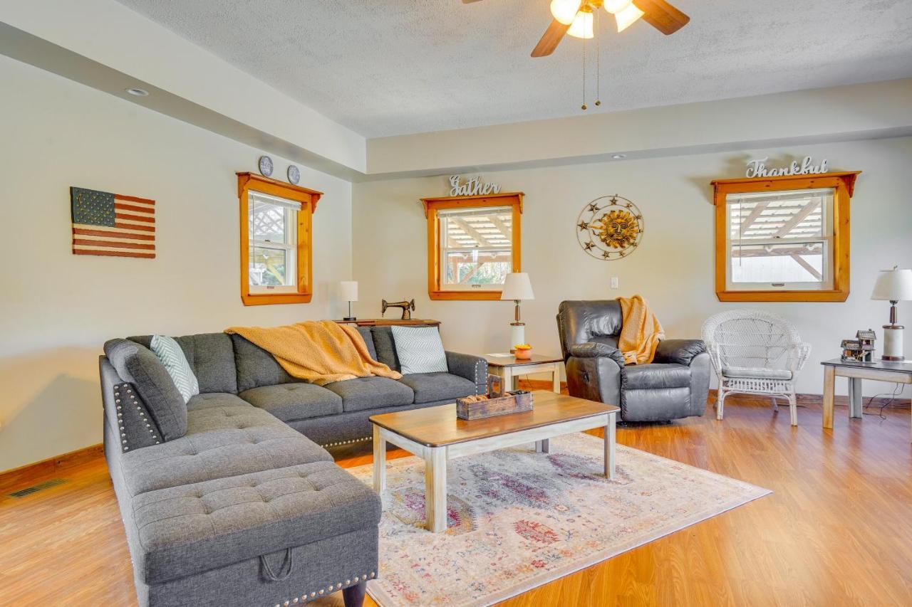 Hocking Hills Hideaway With Hot Tub And Fire Pit! Villa โลแกน ภายนอก รูปภาพ