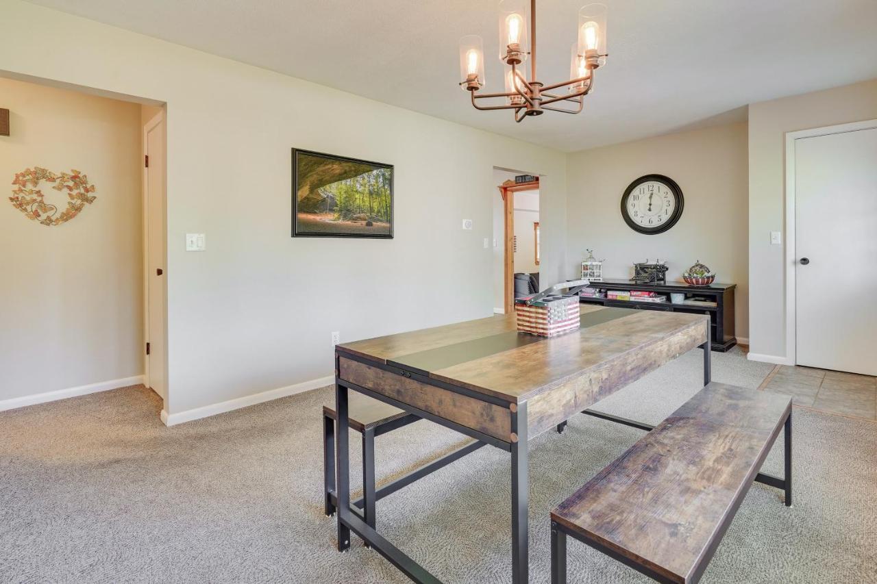 Hocking Hills Hideaway With Hot Tub And Fire Pit! Villa โลแกน ภายนอก รูปภาพ