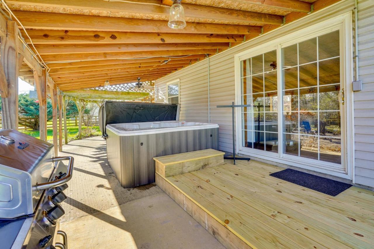 Hocking Hills Hideaway With Hot Tub And Fire Pit! Villa โลแกน ภายนอก รูปภาพ