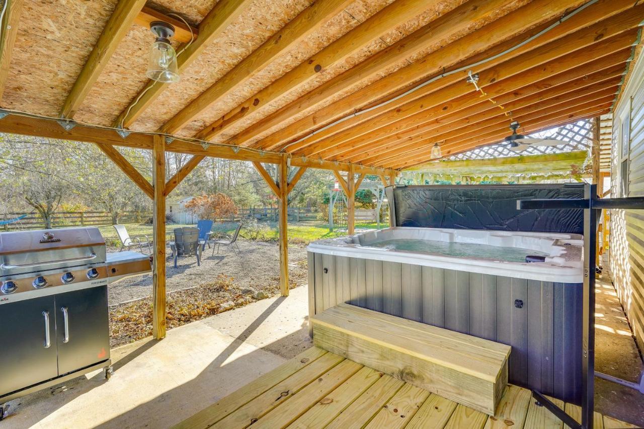 Hocking Hills Hideaway With Hot Tub And Fire Pit! Villa โลแกน ภายนอก รูปภาพ